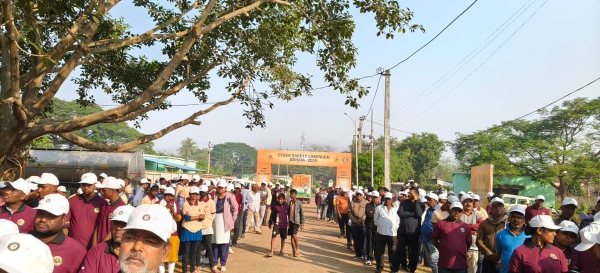 ଆଜି ଗୁରୁଡ଼ିଝାଟିଆ ପୋଲିସ ଷ୍ଟେସନ ପ୍ରାଙ୍ଗଣରେ ଓଡ଼ିଶା ପୋଲିସ ଦ୍ୱାରା ଆୟୋଜିତ ‘ସାଇବର ସୁରକ୍ଷା ଅଭିଯାନ ଓଡ଼ିଶା-୨୦୨୫’ କାର୍ଯ୍ୟକ୍ରମରେ ଯୋଗ ଦେଲି।

ଏହି ଗୁରୁତ୍ୱପୂର୍ଣ୍ଣ ପଦକ୍ଷେପର ଲକ୍ଷ୍ୟ ନାଗରିକମାନଙ୍କ ମଧ୍ୟରେ, ବିଶେଷକରି ଯୁବପିଢ଼ି ଓ ଛାତ୍ର-ଛାତ୍ରୀମାନଙ୍କ ମଧ୍ୟରେ ସାଇବର ଅପରାଧ ନିବାରଣ, ଅନଲାଇନ୍ ସୁରକ୍ଷା ଏବଂ ଡିଜିଟାଲ୍