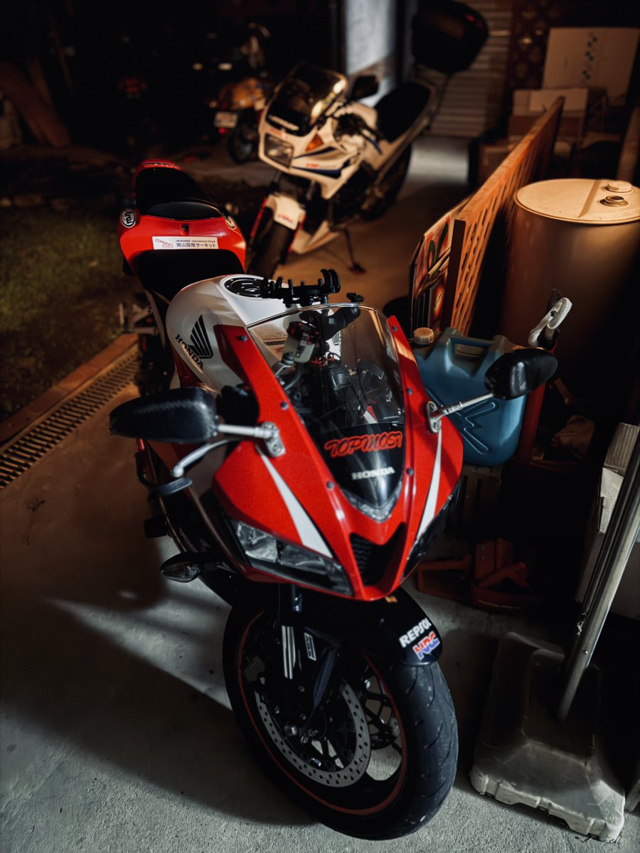 gottu86's tweet photo. 明日はツーキングします🏍️
VTとロクダボのどっちかはまだ決めてません。
＃HONDA
＃MC08
＃VT250FE
＃PC40
＃CBR600RR
＃バイク乗りと繋がりたい https://t.co/3PrpDKq6PM