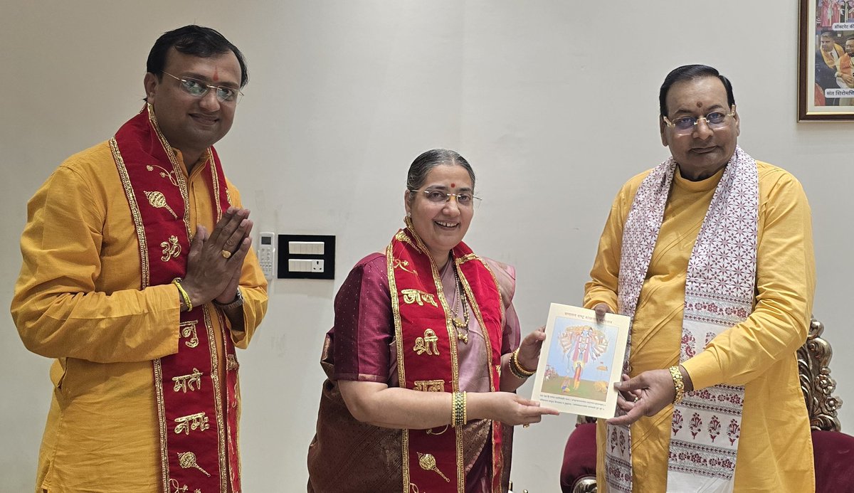 SanatanSanstha's tweet photo. ShriChitshakti (Mrs.) Anjali Gadgil, one of the two spiritual heirs of Sachchidananda Parabrahman (Dr) Jayant Athavale, visited Jaipur and extended an invitation to Siddhapeethadheeshwar Shri Nareshpuri Maharaj Ji of the revered Mehandipur Balaji Temple, Rajasthan, for the Sanatan Rashtra Shankhnad Mahotsav to be held in Delhi.During the meeting, ShriChitshakti Anjali Gadgil shared the vision and purpose of the Mahotsav.

Mahotsav, scheduled at Bharat Mandapam, Delhi, on 13–14 December 2025, aims to inspire national unity, cultural pride, and spiritual awakening rooted in Sanatan values.

#Shankhnad_Mahotsav_Delhi