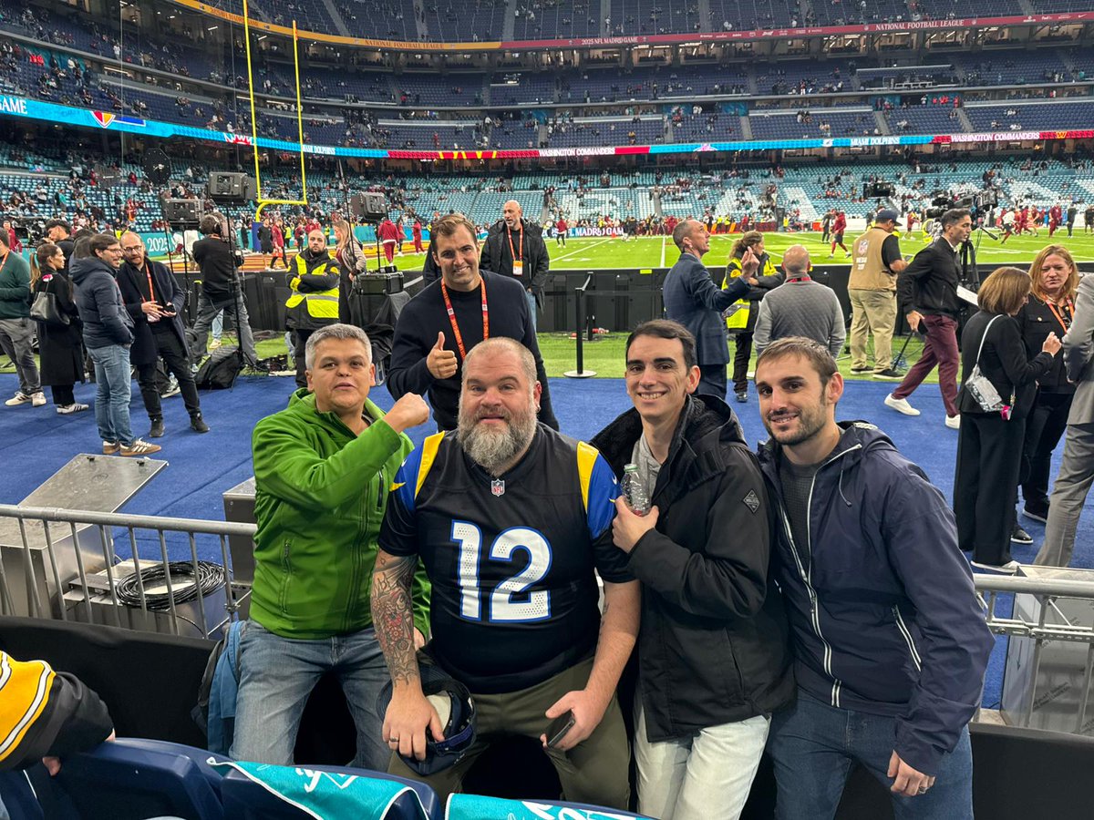 jungla_es's tweet photo. Jungleros presentes en el primer partido oficial de la NFL en España. @giumatias @jgtheanswer @Xavi_xsr @Lluix14 
A disfrutar y #WhoDey que hoy también es Gameday divisional. ¡A por todas! https://t.co/WyzKonhCYi