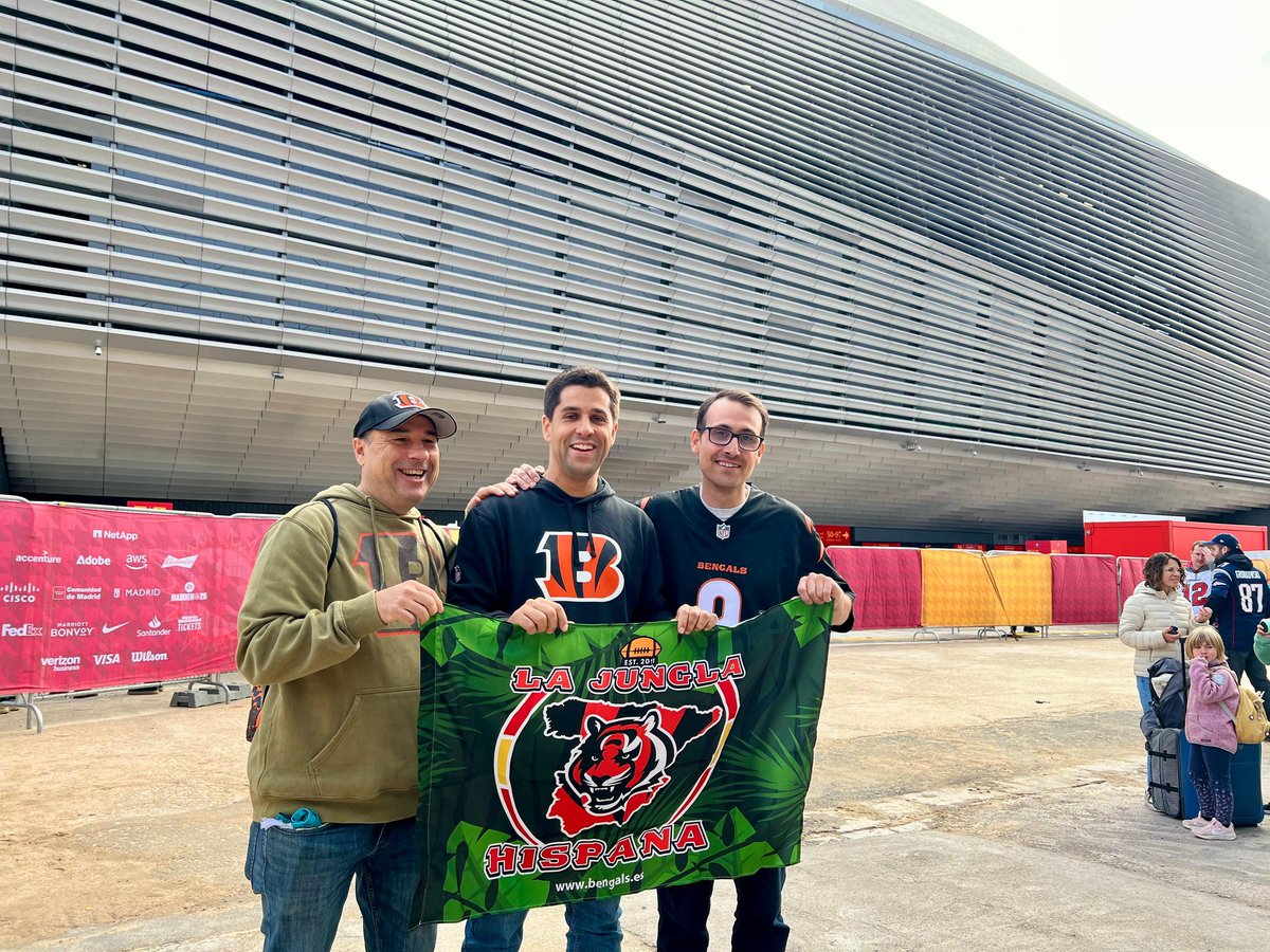 jungla_es's tweet photo. Jungleros presentes en el primer partido oficial de la NFL en España. @giumatias @jgtheanswer @Xavi_xsr @Lluix14 
A disfrutar y #WhoDey que hoy también es Gameday divisional. ¡A por todas! https://t.co/WyzKonhCYi