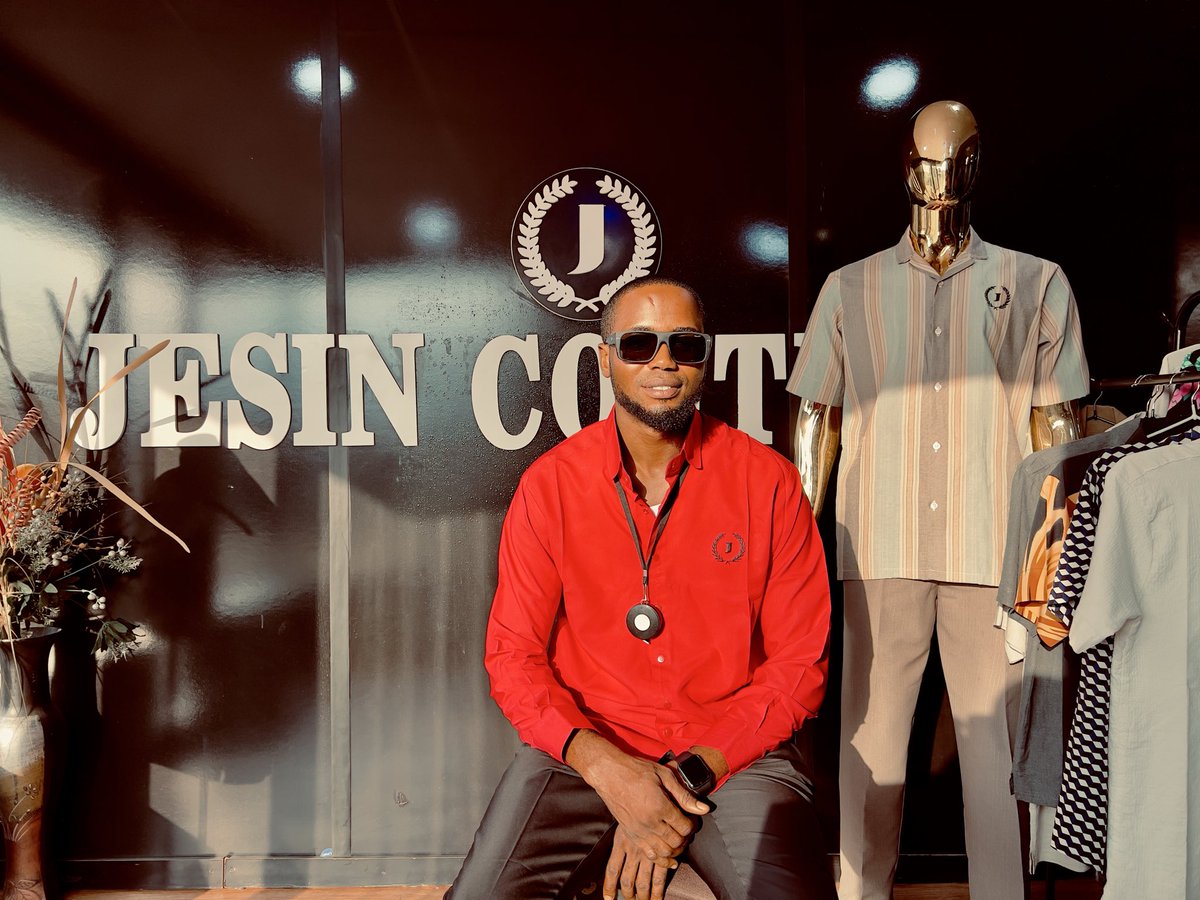 JHardebayor's tweet photo. Weekend slow, style still on point. Rocking the red shirt and black pants from Jesin Couture.
#JesinCouture #SundayLook #CreatorStyle #MensFashion #OOTD https://t.co/9nStBeQ9zu