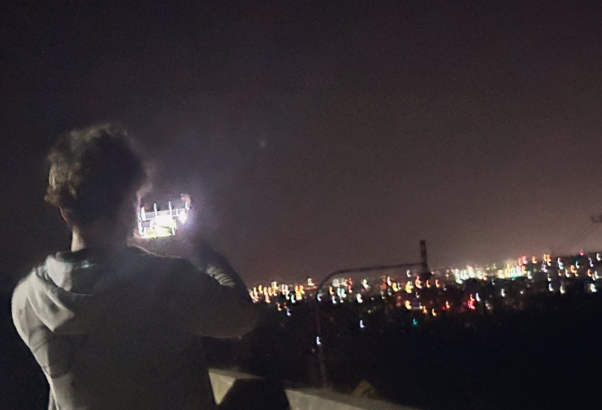 nap_ss3's tweet image. 夜の街並みを高台から眺めて、
病んでる @BakuonAki さん。