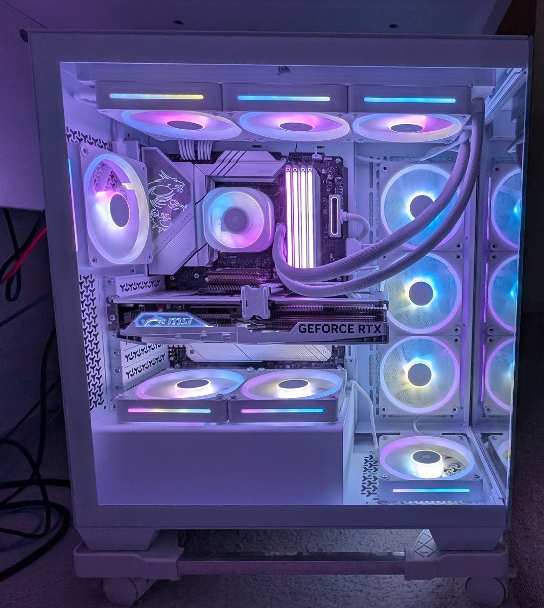 Y_S_Akanuma's tweet photo. ケースをiCUE 4000Dから3500Xへ入れ替え。
初のピラーレスケース。
すっかりCorsair党になってしまった笑
iCUEの配線は取り急ぎ適当にやったので、
改善の余地が有りそう。
#corsair #msi #自作PC #icue #3500x #LX120 https://t.co/Kpj5JuZW3X