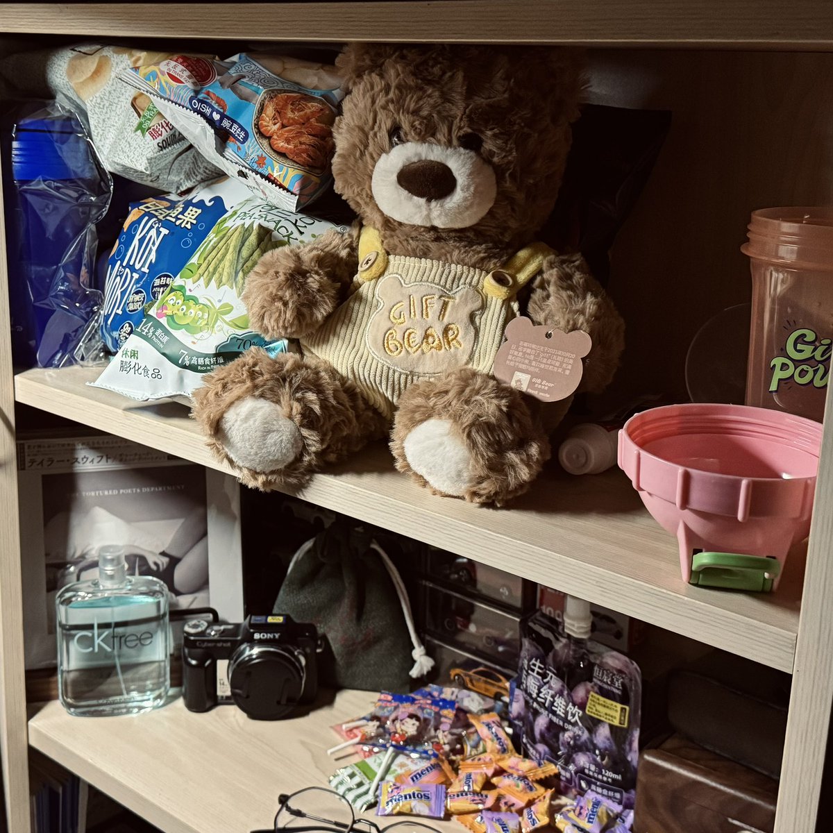 如果我是这只毛绒熊就好了
每个人都喜欢
难受了抱着我也会开心
能一直幸福下去就好了