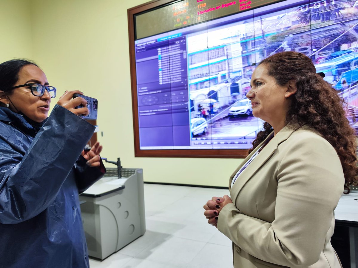 ECU911Ambato's tweet photo. [MEDIOS 🎙️ ]

#Ambato | La Coordinadora Zonal del @ECU911_, Joyce Mancero, dialogó con @ElHeraldoAmbato para detallar el plan de seguridad que aplica la institución durante el #ReferéndumYConsulta2025.

📹 El Centro Zonal 3 mantiene activo el sistema de #VideovigilanciaECU911, garantizando el monitoreo permanente en los 9 cantones de #Tungurahua, 94 dispositivos cubren recintos electorales.

Puede conocer más detalles 🔽
https://t.co/NwEZtA5c1W

#ECU911BrindaSeguridadIntegral