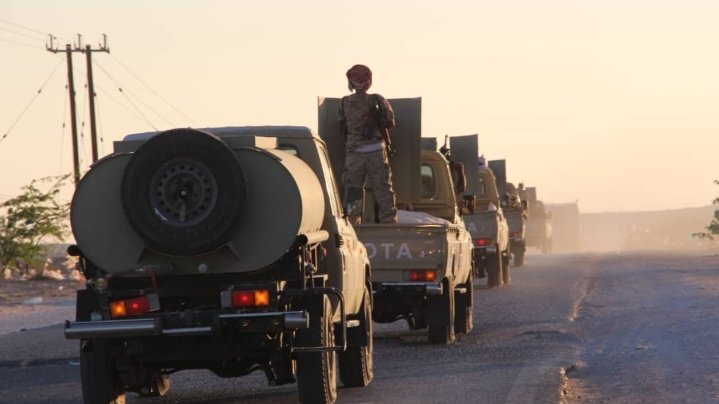 مليشيا عسكرية تسمي نفسها درع الوطن تابعه للسعودية تتجه عبر صحاري #المهرة
للوصول الى الغيظه بطريقه
تشبه التهريب ونحن من هنا نقول لهم لايوجد في #المهرة مد فارسي صبرنا نفد ولايمكن ان نقبل أي تبرير بما تقومون به من تعزيزات عسكريه للمهرة وتحشيد #مليشيات مسلحة اصبح امر مرفوض