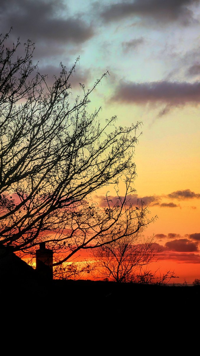 TheMadGeneral's tweet photo. At the end of the day or the start of the working week. 
#Donaghadee
@WeatherAisling @Louise_utv @bbcniweather @angie_weather @WeatherCee @danholley_
@ThePhotoHour
@BBCWthrWatchers
#PhotoOfTheDay
#ThePhotoHour
#EarthAndClouds
#sunset
#phoneshot 
@madebygoogle
#pixel10 https://t.co/6F5TZUwCQi