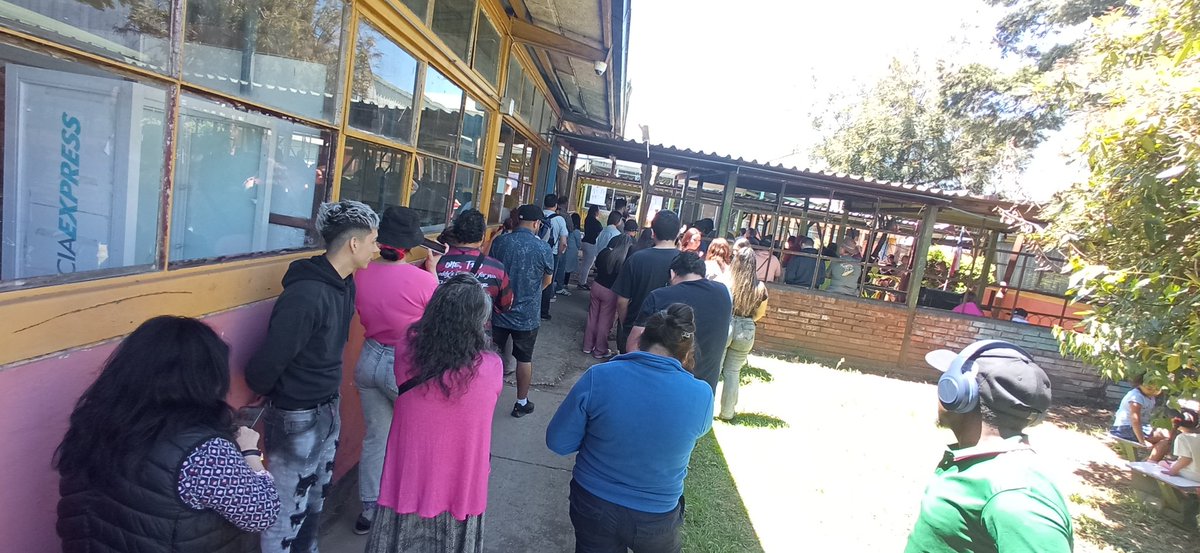 #ValdiviaCL Liceo industrial de la mesa 195 a la 198 harta fila.. traer paciencia y agüita