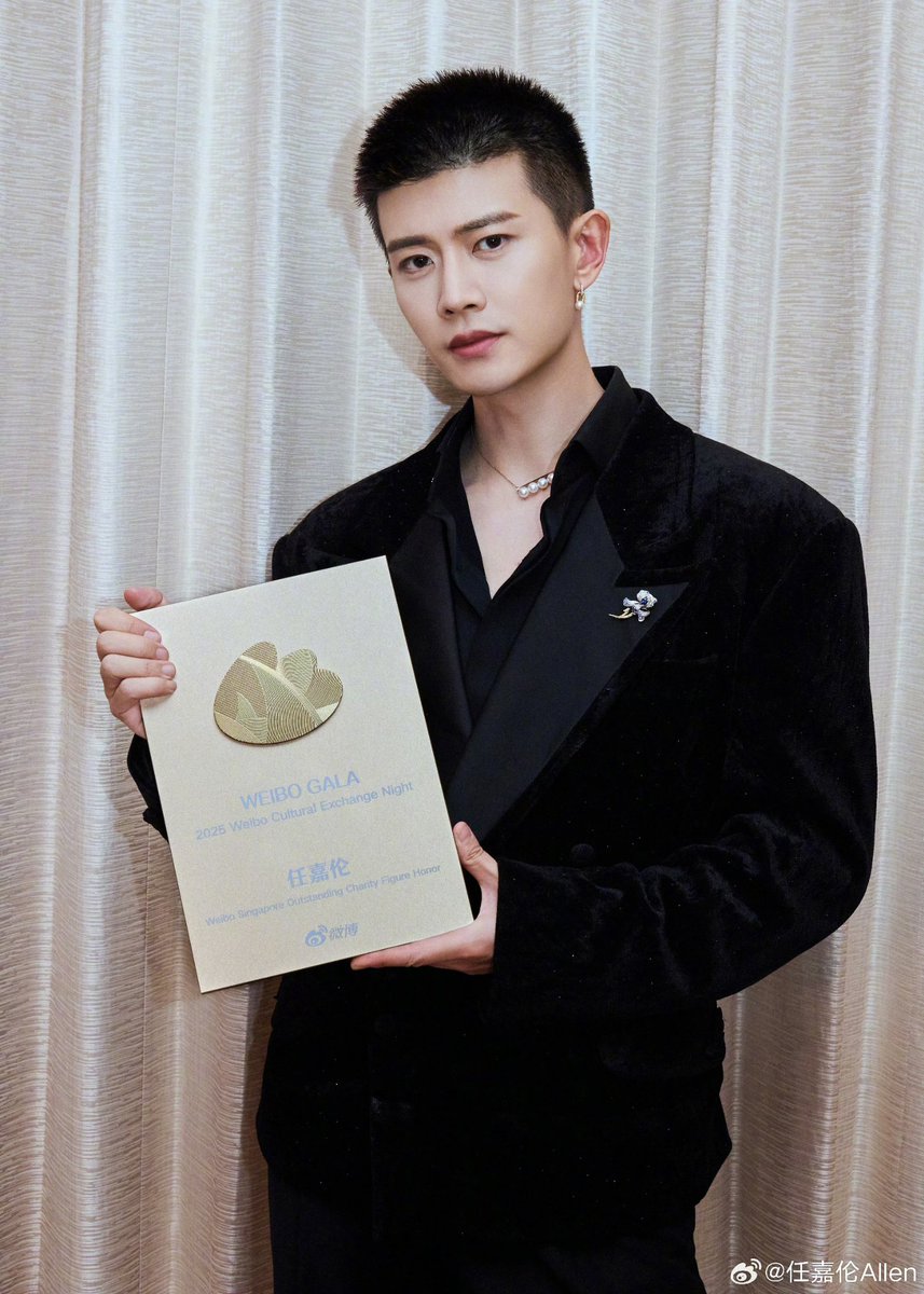 Allen's Weibo /IG ✨ 16112025

ผู้แปล : Elva

#เหรินเจียหลุน #RenJialun #任嘉伦 #AllenRen #JiarenThailand #ช่วงเวลาของเหริน

หลายปีมานี้เข้าร่วมทำสาธารณประโยชน์
ผมก็ยิ่งเชื่อมั่นขึ้นเรื่อยๆ
การกุศลไม่แบ่งมากน้อย ไม่แบ่งก่อนหลัง
ขอเพียงยินดียื่นมือออกไป
แสงเล็กๆ