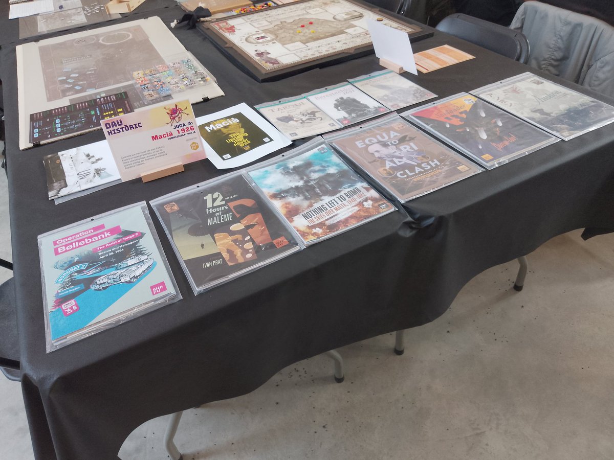 Ahir vem fer paradeta al DAU, un oasis de wargame de cartró en un oceà de pessebristes. Un DAU profitós per naltros tot i que tenim moltes coses de les que lamentar-nos en quan a organització i transmissió d'informació.