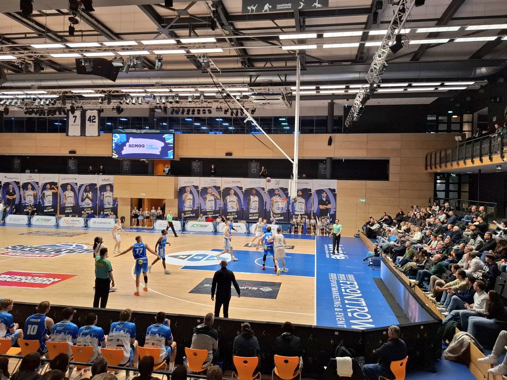 Zondagmiddag, das nou zo'n typische middag voor <a href="/LandstedeBasket/">Landstede Hammers</a> tegen Den Helder Suns. #bnxtleague #hammertime