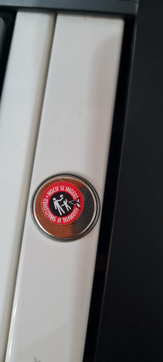 No haber visto esta pegatina en una pila (pensé que estaba en blister donde venía, no en la propia pila) me ha llevado a horas de pruebas en un sintetizador para ver si funcionaba bien. Buscas torpe en el diccionario y sale mi foto 🙄