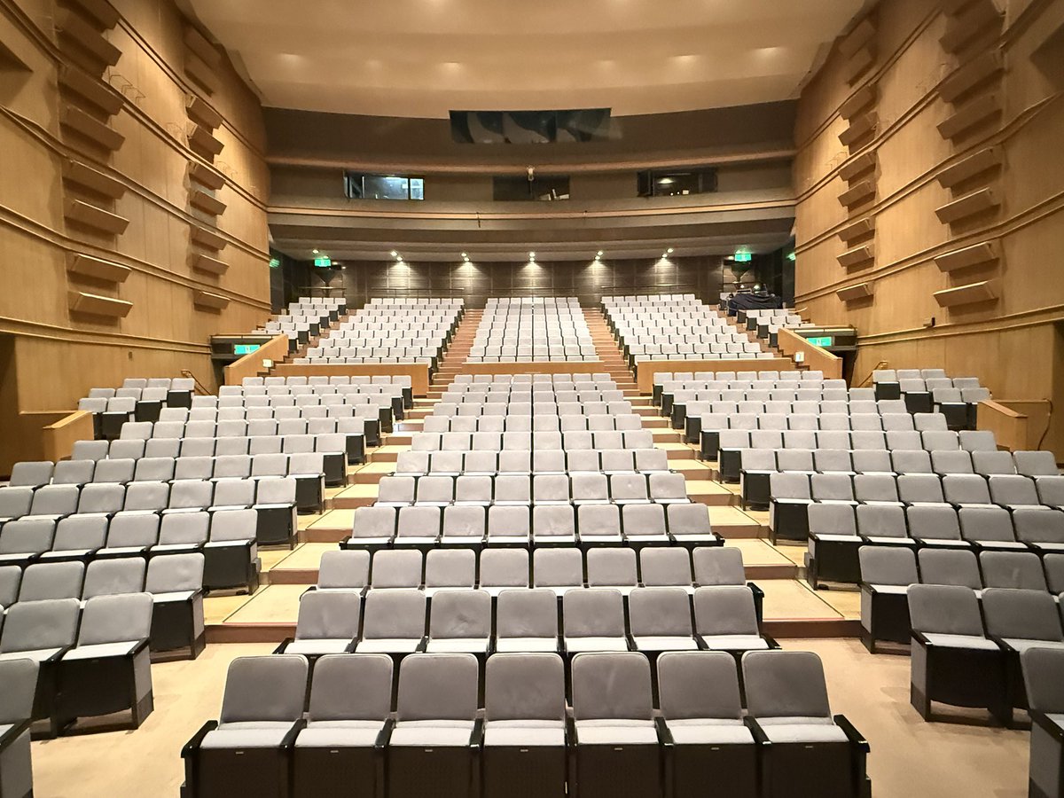 今日は「ファンターネ！小劇場」で愛媛県の愛南町御荘文化センターさんへ♪
2公演とも皆さんの元気な声が舞台までたくさん届いて、すごく嬉しかったです🥰
また皆さんと一緒に歌えますように✨
ご来場ありがとうございました！

#おかあさんといっしょ宅配便　#さくらこお姉さん #さくらこおねえさん