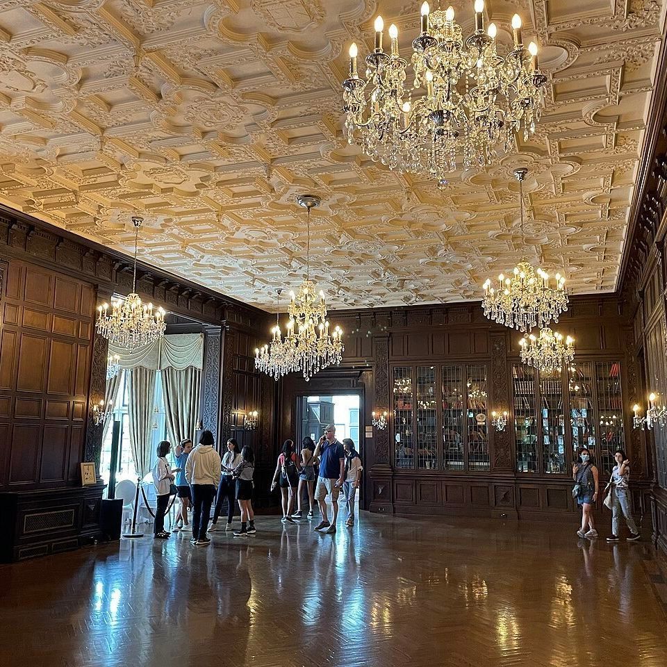 In Toronto, one of the most unique buildings is Casa Loma.
This castle-style mansion is over 100 years old and was built with secret passages, a bowling alley and an oven large enough to cook an entire ox.
This is the story of that historic building.

The story of Casa Loma