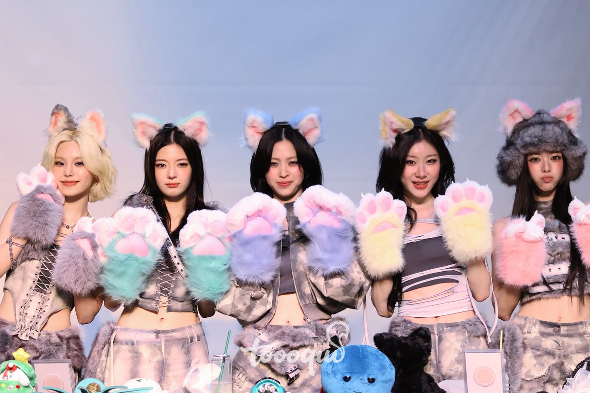 toooqiu's tweet photo. 251116 MS1

🐱🐱🐱🐱🐱

#YEJI #LIA #RYUJIN #CHAERYEONG #YUNA #ITZY 
#예지 #리아 #류진 #채령 #유나 #있지 https://t.co/6vrKmPHsnC