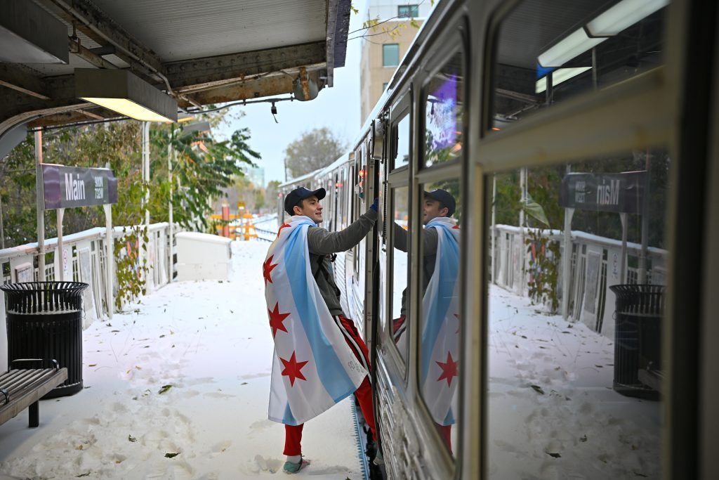 3 friends visited every "L" stop in 9 hours in an effort to set a Guinness World Record.

The trio wore Chicago flags as capes and fought snowfall Monday to reach their ambitious goal. blockclubchi.co/3Lvnm15