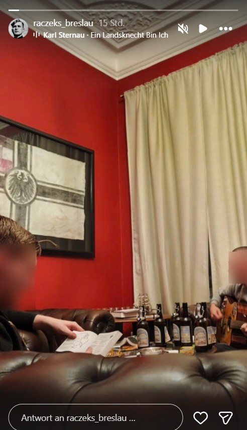 korpokritik's tweet image. Die #Burschenschaft der Raczeks in #Bonn (#DB) hat offenbar bei sich eine Reichkriegsfahne an der Wand hängen.