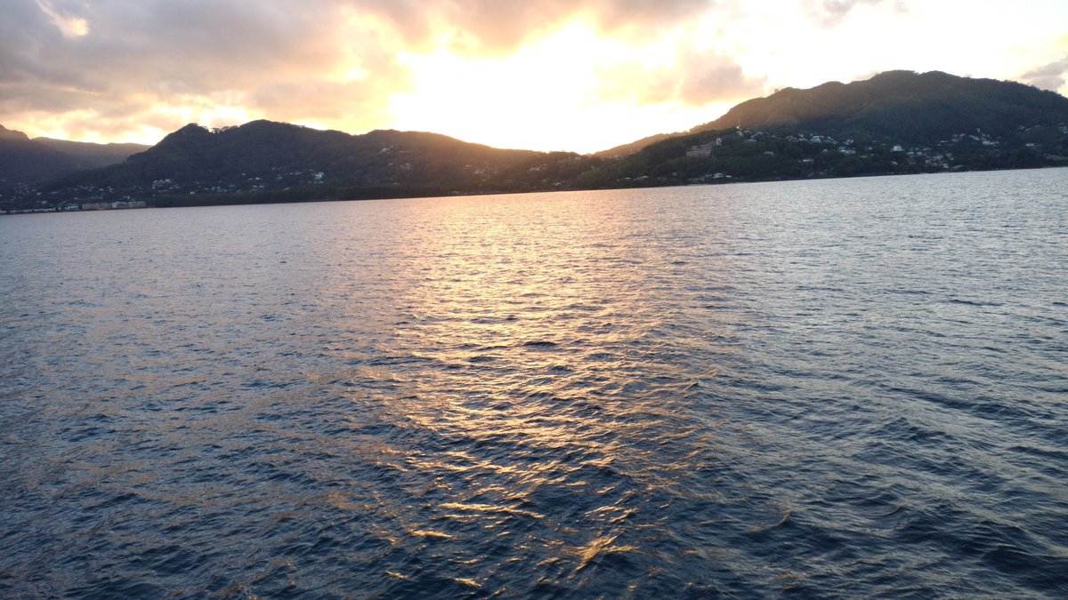 RifaiBahar's tweet image. #HelloSunset