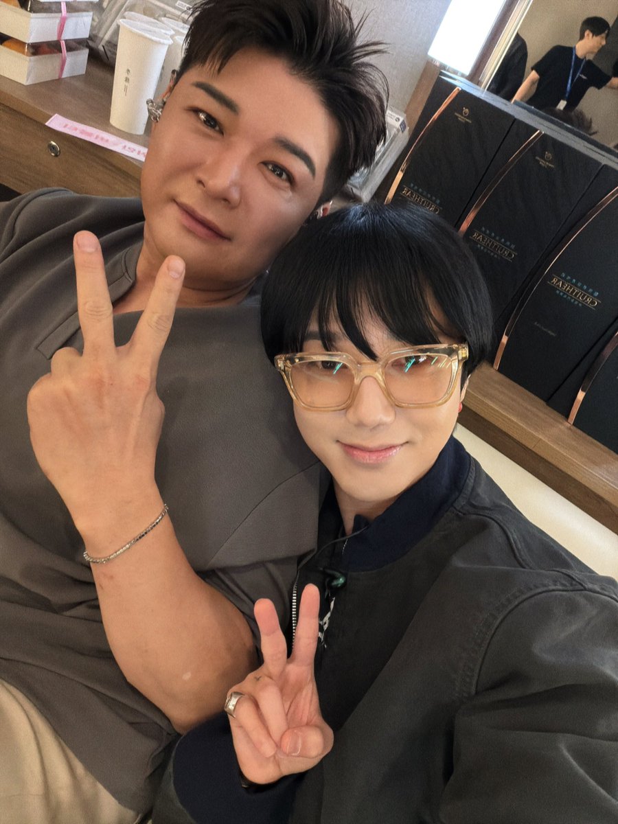 shfly3424's tweet image. 3일 동안 10만명의 파란빛이
내 앞에 밀려와 하나의 파도가 되었어

환호는 별빛처럼 마음에 내려앉고
손뼉 소리는 심장 가까이에 작은 북처럼 울렸어

그 많은 눈동자 속에 담긴 온기를 바라보며
나는 내가 혼자가 아니라는 걸
함께 만든 순간이 얼마나 큰 기적인지 다시 알았어

행복은 이렇게…