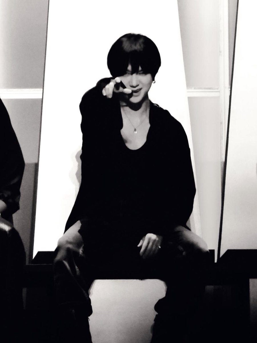 shfly3424's tweet image. 3일 동안 10만명의 파란빛이
내 앞에 밀려와 하나의 파도가 되었어

환호는 별빛처럼 마음에 내려앉고
손뼉 소리는 심장 가까이에 작은 북처럼 울렸어

그 많은 눈동자 속에 담긴 온기를 바라보며
나는 내가 혼자가 아니라는 걸
함께 만든 순간이 얼마나 큰 기적인지 다시 알았어

행복은 이렇게…