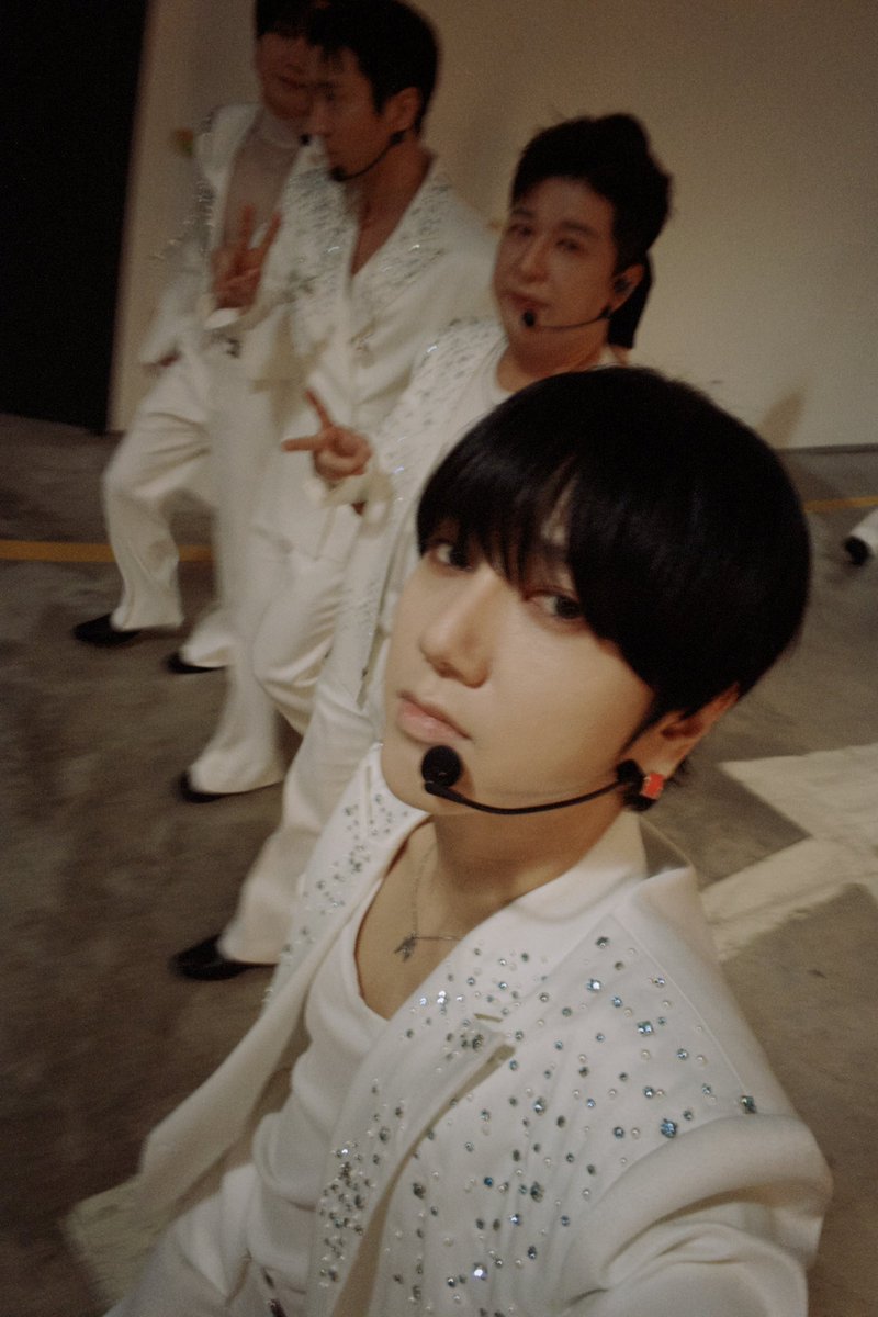 shfly3424's tweet image. 3일 동안 10만명의 파란빛이
내 앞에 밀려와 하나의 파도가 되었어

환호는 별빛처럼 마음에 내려앉고
손뼉 소리는 심장 가까이에 작은 북처럼 울렸어

그 많은 눈동자 속에 담긴 온기를 바라보며
나는 내가 혼자가 아니라는 걸
함께 만든 순간이 얼마나 큰 기적인지 다시 알았어

행복은 이렇게…