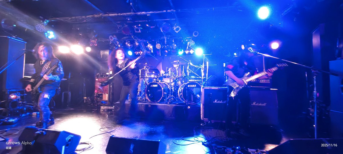 corocor87502374's tweet photo. goodevening
3番手は
自分2023LEGENDPREMIUM以来1年ぶりのDioKenさん率いるRE-ARISE 
Kenさん素晴らしいパフォーマンスしてくれました🤘
自分の好きなマイクスタンドぐるぐる回し良き🤘ある意味初代🎤vs4代目🎤でしょうか？🤘
オープニング3バンド🎥❌️で📷️のみ
#DioKenさん
#REARISE
#DoogieWhite https://t.co/mFLyLdtF2d