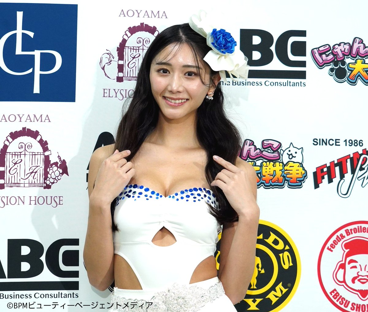 奇跡の9等身ボディ✨斎藤恭代が、K-1ラウンドガール初挑戦！「おしりに