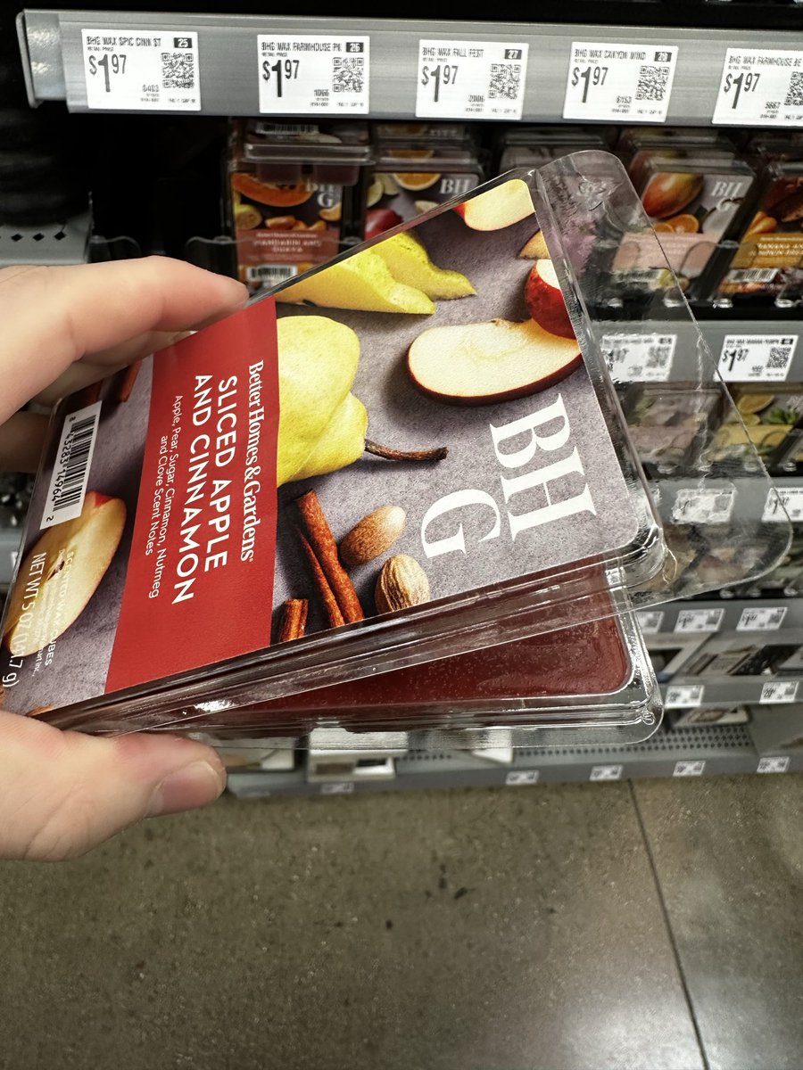 ClawMachine12's tweet image. Guys which one of these smells better I can’t pick one