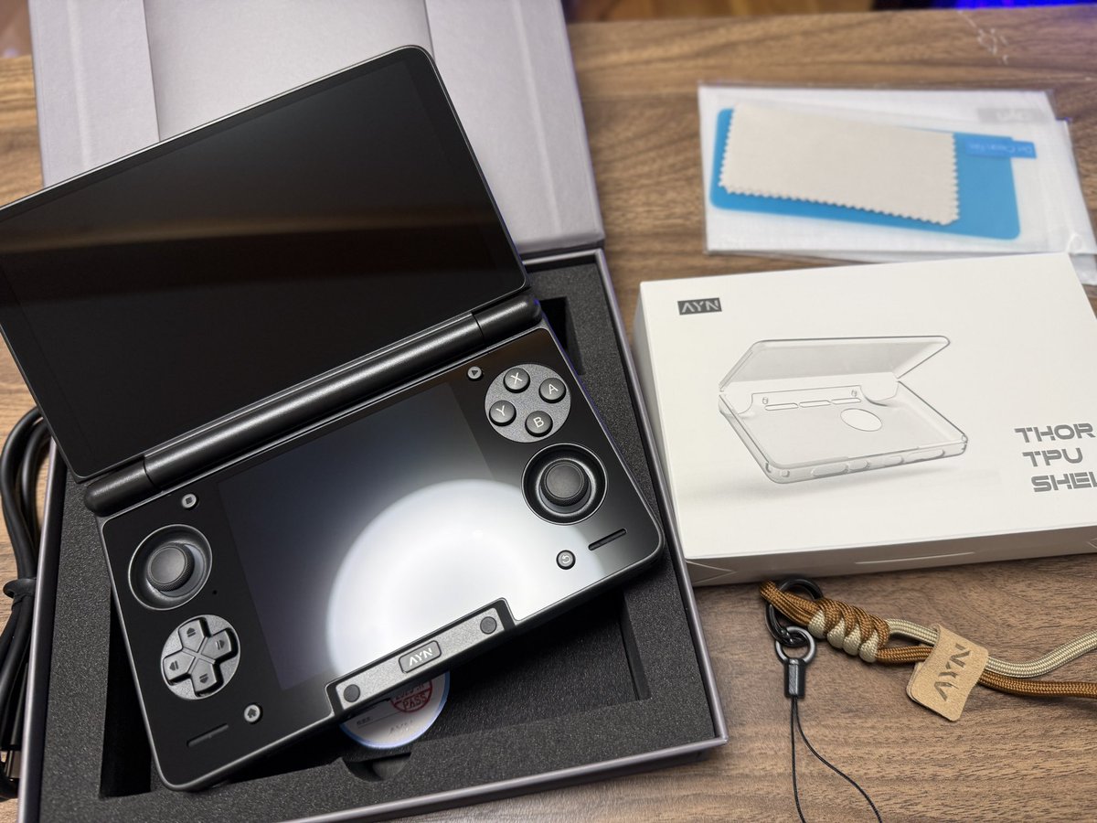 BackLogHell's tweet image. AYN Thor届いた！
結構重めだけどかっこいい😎
#AYN
#AYN Thor