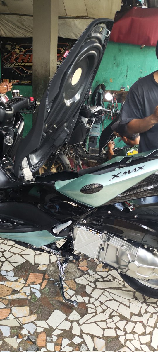 muhammadfrhaan's tweet photo. motor cakep bener ini, glowing luar dalem. well played for the owner. https://t.co/pN5pTVAiOr