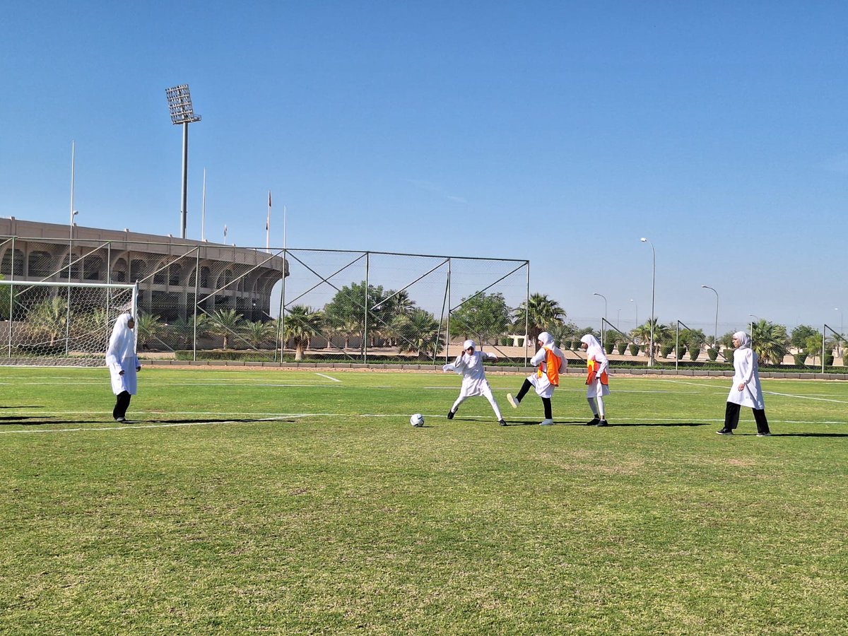 ✨⚽ انطلاق مسابقة كرة القدم للفتيات 
انطلقت اليوم التصفيات الأولية لمسابقة كرة القدم للفتيات بمدارس  تعليمية_الظاهرة وتستكمل يوم غدا مباريات المجموعه الثانية بالمجمع الرياضي بعبري
🏅 تأهلت من المجموعه الاولى مدرسة علاية فدى للتعليم الأساسي