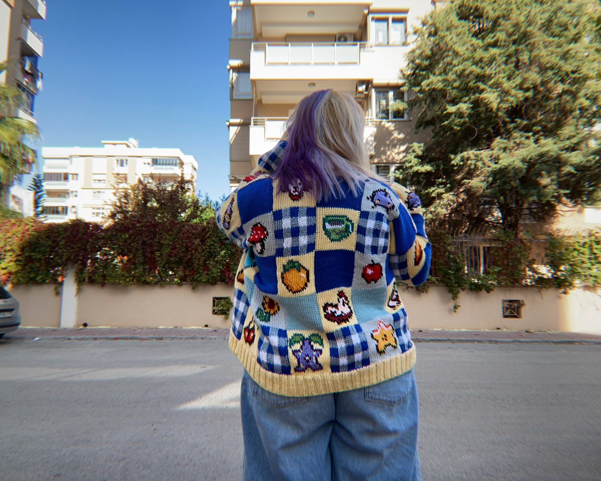 berfinlililerle's tweet photo. annemin ördüğü hırkaya bakın 🥹 mecbur sabah ekinleri suladıktan sonra pierre’e kazıklanmaya gidiyorum https://t.co/tnLfqgJaXl