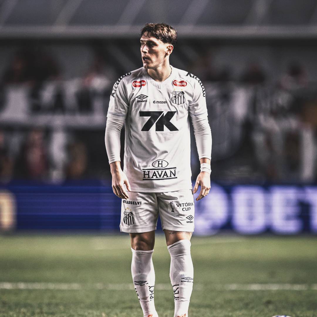 R10Score's tweet photo. Benjamín Rollheiser entre todos os jogadores do Santos no Brasileirão 2025:

1° em assistências (3)
1° em passes certos no terço final (309)
1° em chances criadas (53)
1° em chances claras criadas (6)
1° em dribles certos (36)

🇦🇷🌟 https://t.co/skVFdPzNR2