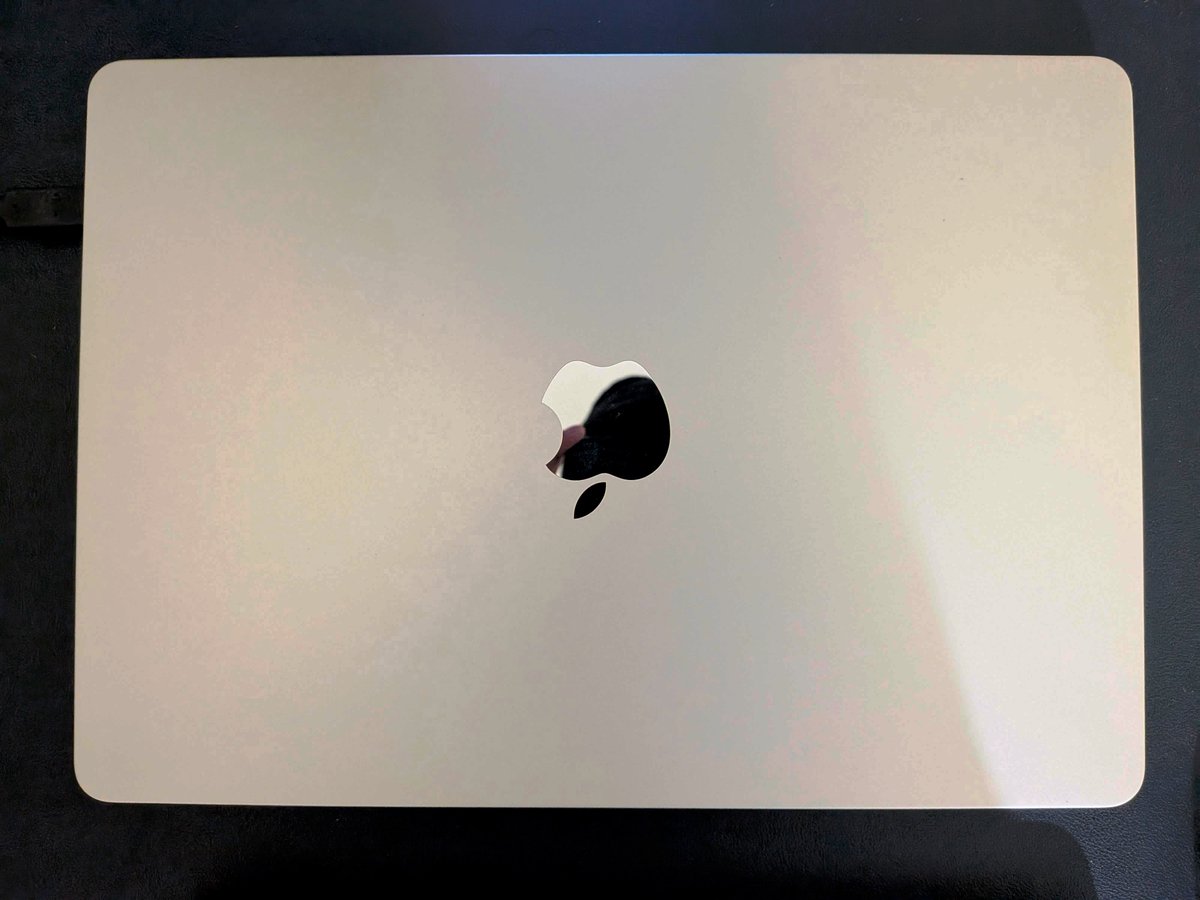 DroidGuruTech's tweet image. I got the MacBook Air M4 Starlight 16/512 for ₹98,000 from Croma

I upgraded from the base MacBook Air M1.
Bought it today from Croma and paid ₹98,000.
This price came after a ₹10,000 card offer and a 10% student offer.
Specs: Starlight finish, 16GB RAM, 512GB SSD.