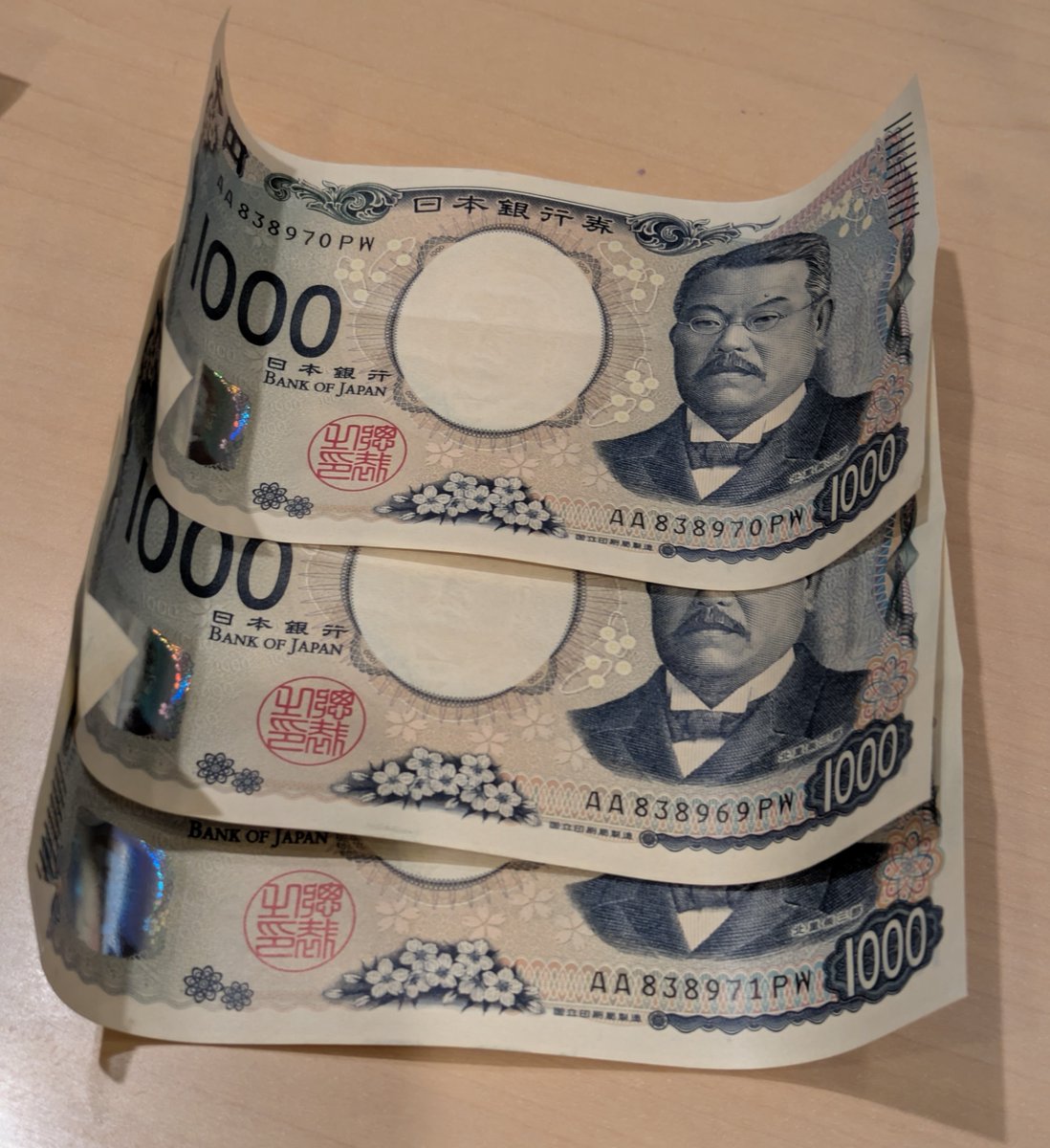 kadoya1's tweet image. 三つ折り財布を使ってるヤツ本当にムカつくんだけど。札が変な形に曲がっているからレジに入れづらいし数える時も数えづらいし三つ折り財布使用者は入店禁止にしたいくらい嫌いだ。飲食店や商店の皆さんは気にしないのかな。この世から三つ折り財布が消えてなくなってほしい。