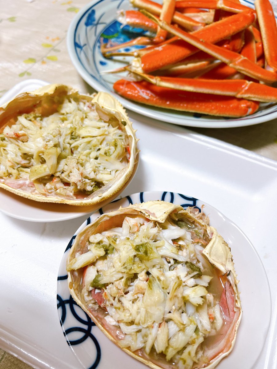 kmdr_p's tweet image. お土産に叩き売りしてたオス越前ガニ2杯買ってきて晩餐！安い🤗身の後は日本酒入れて、ストーブの上で焼いて甲羅酒♨️カニに感謝🦀カニを讃えよ🦀