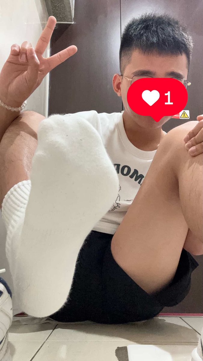 第一次拍這種真的不知道要擺什麼姿勢😂
大家快來教我怎麼拍才不奇怪～

#白襪 #襪 #gay  #boy #selfie #fyp