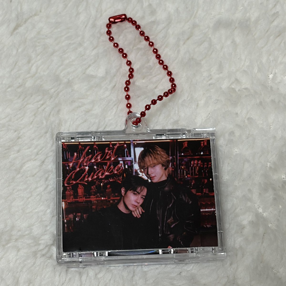 dearmykittycat's tweet photo. 𝖹𝖾𝖾𝖭𝗎𝖭𝖾𝗐 𝟧𝗍𝗁 𝖠𝗇𝗇𝗂𝗏𝖾𝗋𝗌𝖺𝗋𝗒
♥*♡+:｡.𝖦𝗂𝗏𝖾 𝖠𝗐𝖺𝗒.｡:+♡*♥

ZeeNuNew Special Single
🍷𝑯𝒆𝒂𝒓𝒕 𝑸𝒖𝒂𝒌𝒆🍒
미니CD NFC키링💿

RT해주신 분 중 추첨(11/21)을 통해❕한 분❕께 보내드립니다.

💙반값택배/알뜰택배 괜찮으신 분
🧡배송비는 제가 부담합니다｡·͜·｡ https://t.co/au7y629OEB