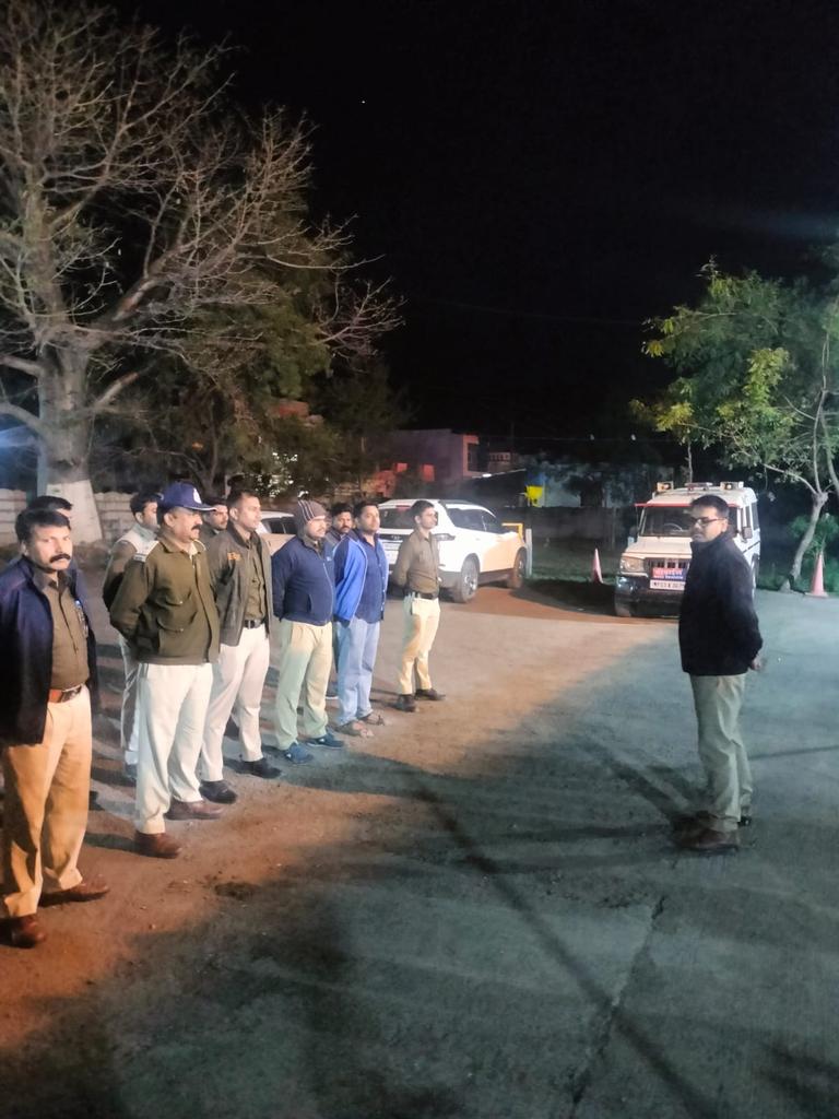 SP_RATLAM_MP's tweet image. 👉रतलाम पुलिस द्वारा कांबिंग गश्त कर, गुंडे बदमाशों व असमाजिक तत्वों के विरुद्ध की प्रभावी कार्यवाही
👉जिले के सभी अनुभागो में CSP/SDOP के नेतृत्व में टीम बनाकर की गई कार्यवाही
👉लंबे समय से फरार 51 स्थाई वारंट, 93–गिरफ्तारी वारंट किए तामील 
@CMMadhyaPradesh @mohdept @DGP_MP