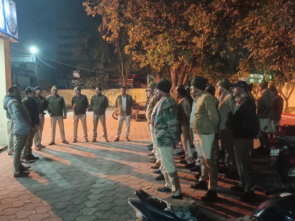 SP_RATLAM_MP's tweet image. 👉रतलाम पुलिस द्वारा कांबिंग गश्त कर, गुंडे बदमाशों व असमाजिक तत्वों के विरुद्ध की प्रभावी कार्यवाही
👉जिले के सभी अनुभागो में CSP/SDOP के नेतृत्व में टीम बनाकर की गई कार्यवाही
👉लंबे समय से फरार 51 स्थाई वारंट, 93–गिरफ्तारी वारंट किए तामील 
@CMMadhyaPradesh @mohdept @DGP_MP