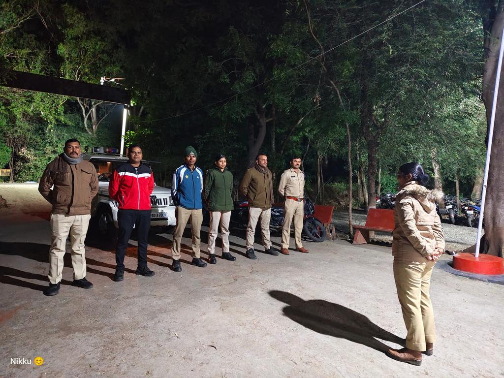 SP_RATLAM_MP's tweet image. 👉रतलाम पुलिस द्वारा कांबिंग गश्त कर, गुंडे बदमाशों व असमाजिक तत्वों के विरुद्ध की प्रभावी कार्यवाही
👉जिले के सभी अनुभागो में CSP/SDOP के नेतृत्व में टीम बनाकर की गई कार्यवाही
👉लंबे समय से फरार 51 स्थाई वारंट, 93–गिरफ्तारी वारंट किए तामील 
@CMMadhyaPradesh @mohdept @DGP_MP