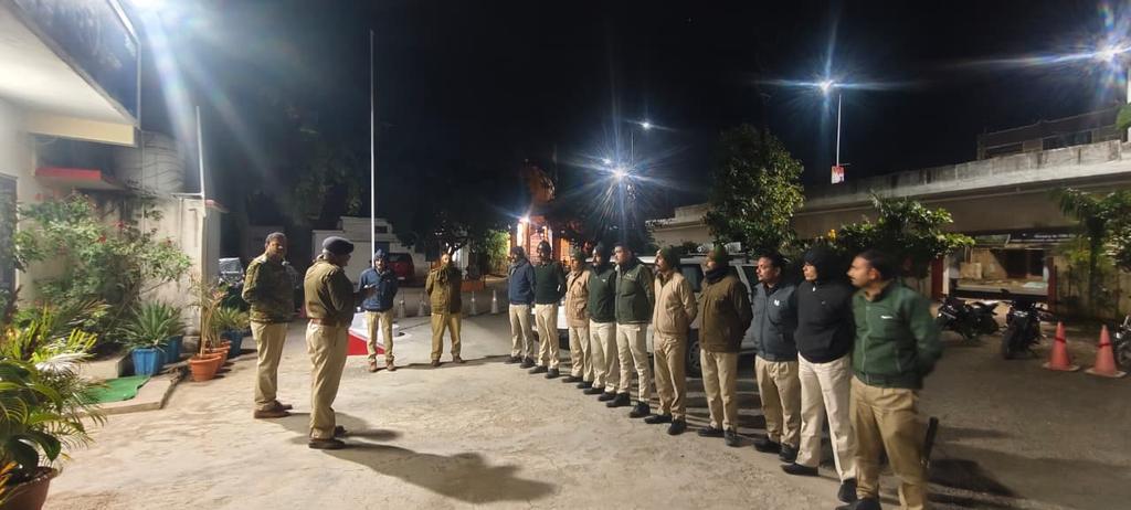 SP_RATLAM_MP's tweet image. 👉रतलाम पुलिस द्वारा कांबिंग गश्त कर, गुंडे बदमाशों व असमाजिक तत्वों के विरुद्ध की प्रभावी कार्यवाही
👉जिले के सभी अनुभागो में CSP/SDOP के नेतृत्व में टीम बनाकर की गई कार्यवाही
👉लंबे समय से फरार 51 स्थाई वारंट, 93–गिरफ्तारी वारंट किए तामील 
@CMMadhyaPradesh @mohdept @DGP_MP