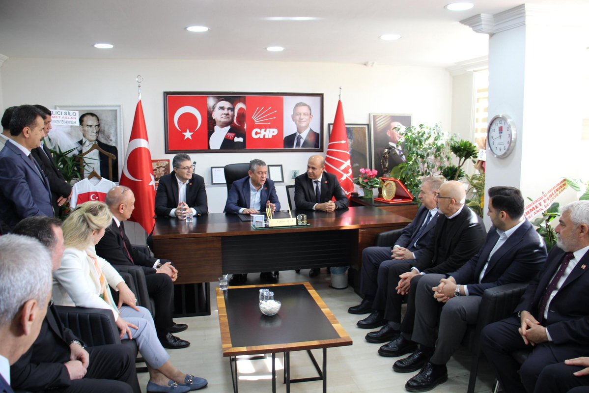 📍CHP Gaziantep İl Başkanlığı

Kilis miting öncesi Gazi şehrimize gelen Genel Başkanımız Sayın Özgür Özel’i İl başkanlığımız baba ocağımızda ağırladık.