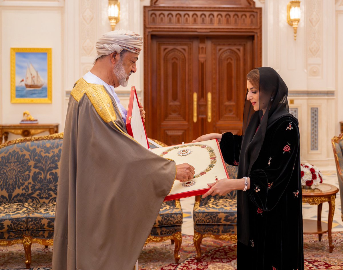 📷 حضرةُ صاحبِ الجلالة السُّلطان #هيثم_بن_طارق المعظم /حفظه الله ورعاه/يتفضّل فيمنح وسام الشرف الأعظم للسّيدة الجليلة حرم جلالته؛ تقديرًا من لدن مقامه السّامي لجهودها الجليلة، وعطائها المثمر لخدمة الوطن.
#السيدة_الجليلة