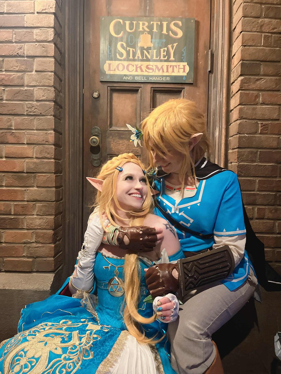 SamanthaJeka's tweet photo. Throwback to last month when my girl Hannah was my man for a day 😆 She was the best Link! My brave knight. And it was magical 🧝‍♀️ 💙 🧝 #USJハロウィーン #usj #ユニバ #lozcosplay #BOTW #nintendo #usjhalloween #zeldacosplay #cosplayer #コスプレ #ゼルダの伝説 https://t.co/s87CvKzlV2