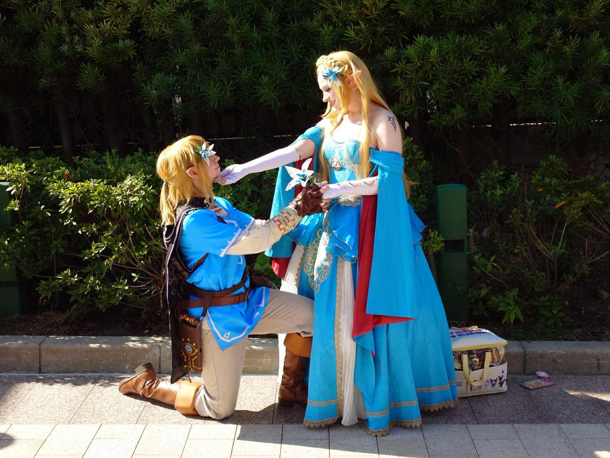 SamanthaJeka's tweet photo. Throwback to last month when my girl Hannah was my man for a day 😆 She was the best Link! My brave knight. And it was magical 🧝‍♀️ 💙 🧝 #USJハロウィーン #usj #ユニバ #lozcosplay #BOTW #nintendo #usjhalloween #zeldacosplay #cosplayer #コスプレ #ゼルダの伝説 https://t.co/s87CvKzlV2