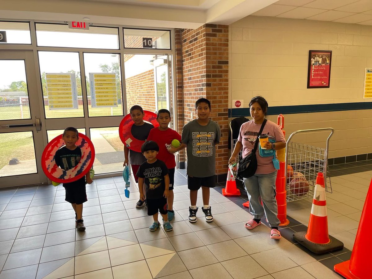 Travis_TWolves's tweet image. We had such a great time at our first Timberwolves Together Day! 🐺💙We loved seeing everyone play together, laugh, dance, enjoy great food, and simply spend quality time as a community.

#TimberwolvesTogether #FamilyEngagement #SchoolCommunity