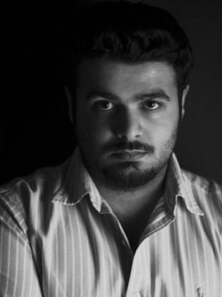 الملحن #نايف_ناصر كان صديق أنيق وجمعتنا مراسلات عديدة تحمل الود والتقدير وصاحب لحن مؤثر ورائع لتتر مسلسل جار القمر رحل فجأة في عام 2014 فكم مضت الأيام سريعة لم انساه واتذكره على الدوام رحمه الله وغفر له 💔