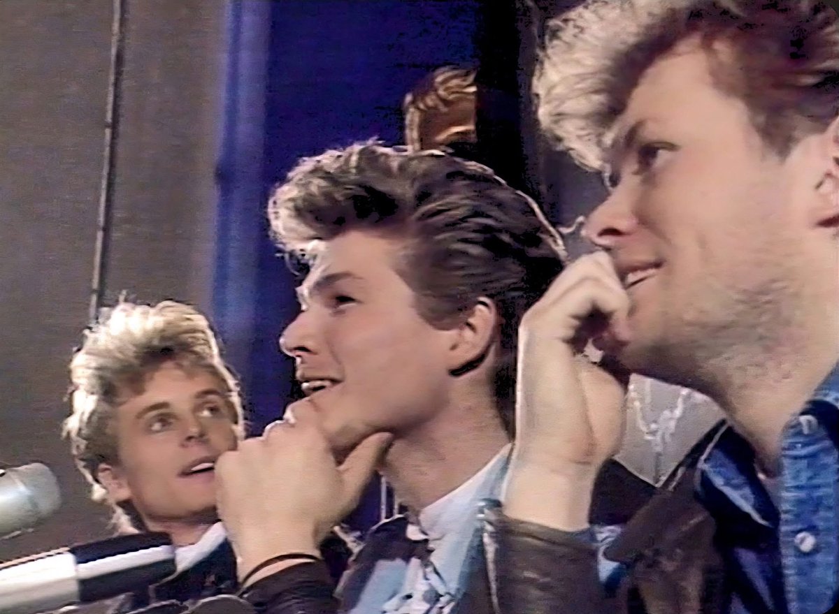 soundof4seasons's tweet photo. #ahaeverday ＃毎日アーハ  
 #mortenharket   #waaktaarpal #magnef #AHA  #goodvibesformorten 
インタビューに応じる3人。寛いだ表情。 https://t.co/yNF0uutm8M